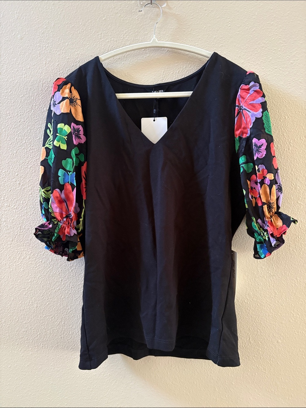 Saint + Sofia Black V-Neck Top with Floral Puff Sleeves NWT